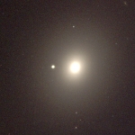 Le trou noir a été observé dans un amas globulaire de la galaxie elliptique M49 (aussi appelée NGC 4472), située à 50 millions d'années lumière, dans l'amas Virgo.