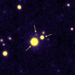 Image du quasar triple QQQ 1429-008, les trois quasars sont indiqués par les flèches.