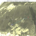 Carte infrarouge prise par le satellite Meteosat 7 sur laquelle ont été matérialisées les positions respectives de l'impact de l'astéroïde dans l'atmosphère (O) et du vol KLM qui l'aurait observé (x)