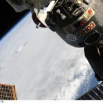 Le cyclone Earl vu depuis l'ISS, entre un panneau solaire et un vaisseau Soyouz