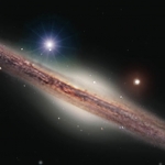 HLX-1 est représentée sur cette vue d'artiste sous la forme de la brillante source bleutée surplombant la galaxie. En réalité, dans le visible, elle est nettement moins brillante que cela, d'où la performance du VLT dans son travail de confirmation