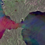 Le détroit de Gibraltar vu au radar par satellite. L'image est en fausses couleurs qui traduisent différents états de surface de la mer, les données constituant cette image ayant été acquises sur 3 jours différents.