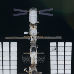 L'ATV et la Station spatiale internationale vus depuis la navette Discovery peu avant l'amarrage de cette dernière
