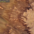 Traces d'écoulement dans le cratère Newton au sud de Mars. De l'eau salée s'écoule-t-elle régulièrement à la surface de la planète rouge ?