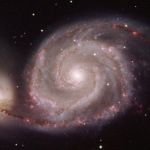 Les nébuleuses rouges réparties le long des bras de la galaxie des Chiens de Chasse sont des nuages d’hydrogène ionisé appelé régions H II. De ces nébuleuses naissent et naîtront de très nombreuses étoiles.