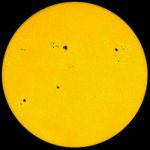 Disque solaire, ou photosphère, photographié par l’observatoire solaire SOHO. On y remarque des taches solaires et la granulation.