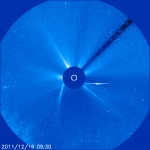 Même si elle a perdu une partie de sa queue, Lovejoy est encore assez lumineuse pour saturer les capteurs CCD de SOHO et faire baver le signal sur plusieurs pixels ! Notez la rémanence de sa queue sous la forme d'une longue virgule à la gauche du Soleil