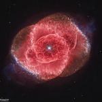 À trois mille années-lumière de nous, une étoile mourante projette des coquilles de gaz incandescent, formant la célèbre nébuleuse de l'oeil de chat.