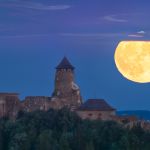 Le 13 juillet 2022, cette vue au téléobjectif bien planifiée a surpris une pleine lune se levant au-dessus du château de Lubovna, dans l'est de la Slovaquie.