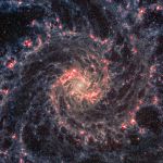 La magnifique galaxie spirale Messier 74 (également connue sous le nom de NGC 628) se trouve à quelque 32 millions d'années-lumière, dans la constellation des Poissons. 