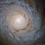 La belle île-univers Messier 94 se trouve à seulement 15 millions d'années-lumière dans la constellation septentrionale des Chiens de chasse (Canes Venatici).