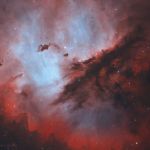 un nouvel amas ouvert d'étoiles, appelé IC 1590, est en voie d'achèvement autour des structures complexes de poussière interstellaire de la nébuleuse par émission NGC 281, surnommée la nébuleuse Pacman en raison de sa forme générale.