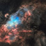 Amas d'étoiles vieux d'environ 2 millions d'années entouré de nuages qui l'ont vu naître constitués de poussière et de gaz luminescent, Messier 16 (M16) est également connu sous le nom de nébuleuse de l'aigle. 