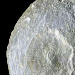 Mimas, lune de Saturne de 400 km de diamètre, abrite le cratère Herschel, 130 km de diamètre, un des plus grands cratères d'impact de tout le système solaire.