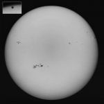 Voici le transit de Mercure devant le Soleil le 15 novembre 1999. Sans l’agrandissement de la partie supérieure du Soleil, le minuscule disque noir de Mercure serait difficile à voir devant le gigantesque disque solaire.
