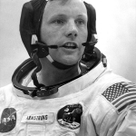 Neil Armstrong se préparant à embarquer dans la Saturn V qui l'emmènera vers la Lune, le plus grand exploit technologique de tous les temps.
