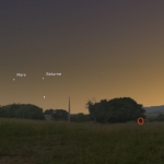 Mars, à gauche, Saturne et en dessous Spica, ce soir lundi 27 août, peu après le coucher du Soleil.