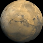 Mars vue par les sondes Viking. On remarque l'immense balafre de Valles Marineris