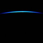 La très mince couche de notre atmosphère bleue, vue depuis la Station Spatiale Internationale en 2015 par l'astronaute Scott Kelly