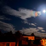 Jupiter (au centre de l'image, entre des nuages) et la Lune vues dans un ciel urbain, le 9 septembre 2022, avec un smartphone