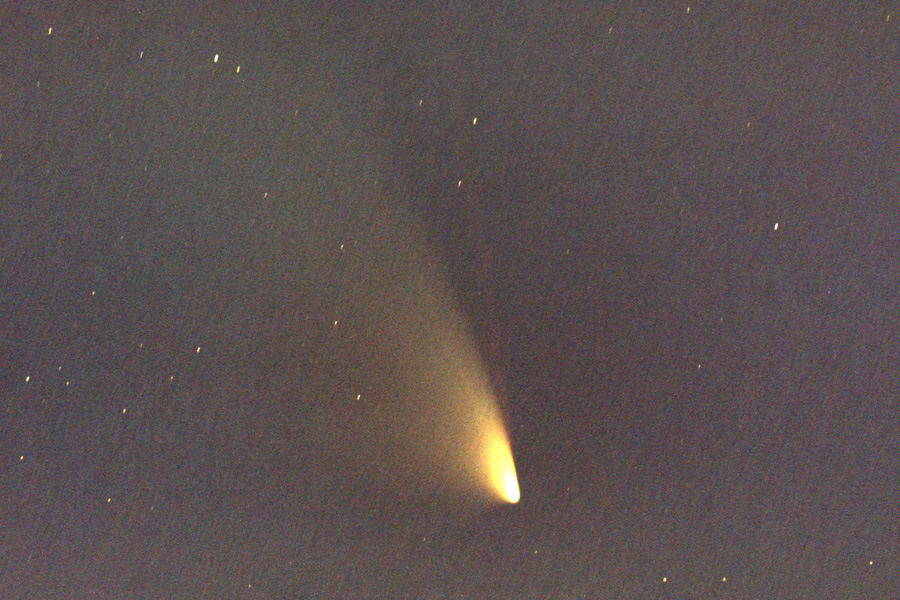 La discrète queue rouge, correspondant au fer neutre, est visible à droite de la queue principale de la comète PanSTARRS