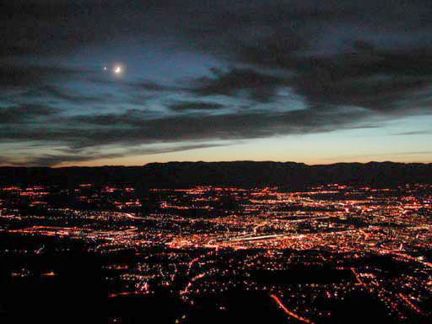 Le ciel au dessus de Genève avec des nuages, la Lune, Vénus, et un coucher de Soleil.


