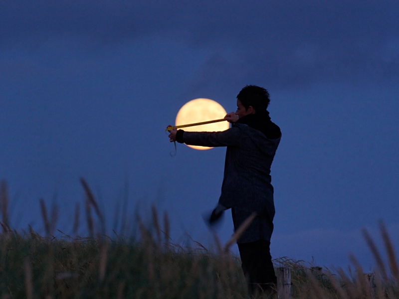 Une superlune est en réalité une pleine lune de périgée, c\'est à dire se produisant alors que la Lune se trouve non loin du point de son orbite le plus proche de la Terre, d\'où une taille apparente plus grande.