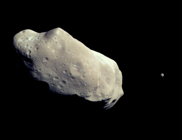 On sait que de nombreux astéroïdes ont de plus petits astéroïdes satellisés autour
d\'eux. Dactyle a été le premier satellite d\'astéroïde découvert. C\'est un rocher
de 1,5 km, tournant autour de l\'astéroïde Ida (50 km de diamètre).