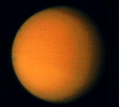 Le satellite Titan vu par la sonde Voyager 2.