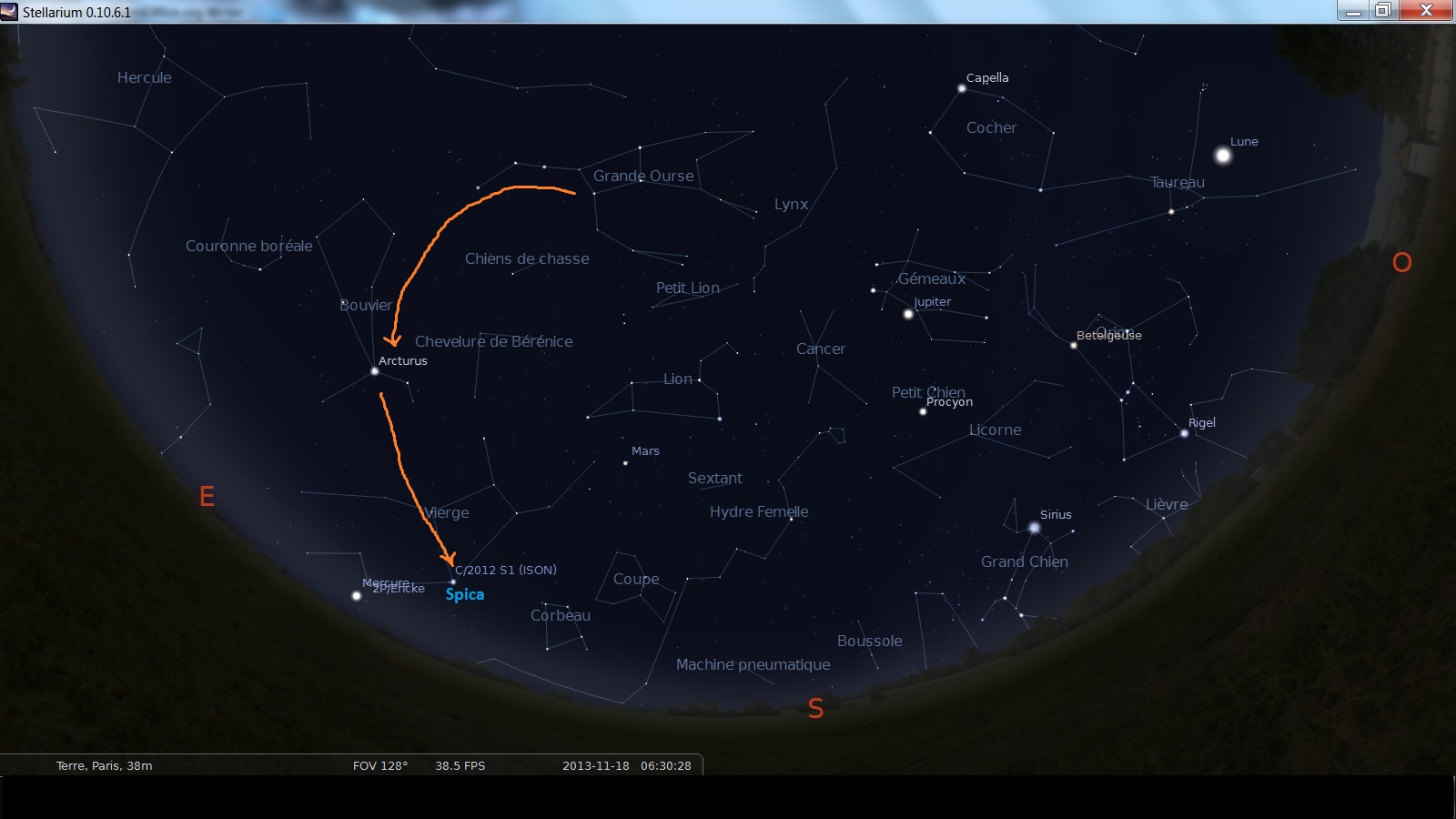 Aspect du ciel à Paris le 18 novembre 2013 à 6h30 heure légale. Le chemin à suivre pour trouver les étoiles Arcturus et Spica est indiqué par les flèches oranges. N\'oubliez pas que C/2012 X1 LINEAR est juste à côté d\'Arcturus.