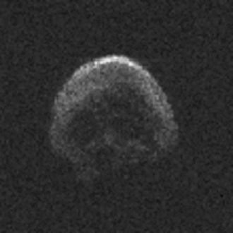 Image de 2015 TB145 obtenue grâce au radiotélescope d\'Arecibo. La résolution est de 7,5m par pixel