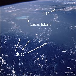 Cette photo a été prise au dessus de la mer des Caraïbes en 1994 par l’équipage de la navette spatiale. Elle révèle des panaches de poussières transatlantiques en provenance du Sahara