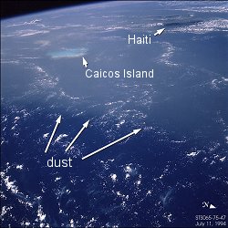 Cette photo a été prise au dessus de la mer des Caraïbes en 1994 par l’équipage de la navette spatiale. Elle révèle des panaches de poussières transatlantiques en provenance du Sahara