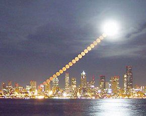 Poses à intervalle régulier de la Lune se levant au-dessus de Seattle. L’appareil photo ne se laisse pas prendre à l’illusion lunaire, et il nous confirme que la Lune a en fait la même taille où qu’elle se trouve dans le ciel.