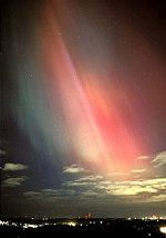 Le photographe Pekka Parviainen immortalisa ces aurores au-dessus de la Finlande le 18 septembre 2000, durant la même tempête géomagnétique que Dan Burbank traversa dans l’espace.