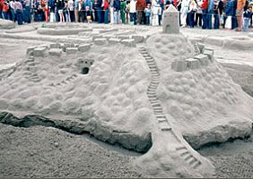 « Une forteresse de sable, juillet 1980 », érigée lors du concours de châteaux de sable de Cannon Beach, Oregon.