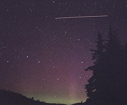 Le Québécois Dominique Cantin se trouvait dehors le 20 juillet 2002 pour photographier des aurores polaires quand l’ISS apparut. La traînée montre la distance parcourue en 30 secondes, durée de la prise de vue.
