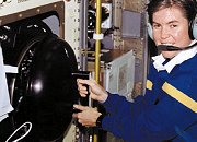 L’astronaute Janice Voss (sœur de l’auteur original de cet article) surveille une expérience de combustion à bord de Columbia en 1997