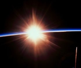Les astronautes à bord de la navette spatiale Atlantis ont pris cette photo du Soleil levant depuis l’orbite basse le 29 mai 2000