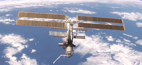 A 375 kilomètres au-dessus du sol, la Station Spatiale Internationale est alimentée en énergie par ses panneaux solaires