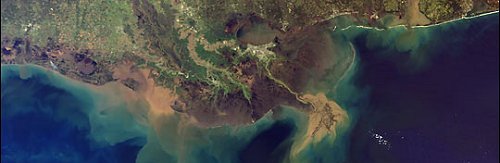 Cette image satellite à haute résolution (Terra/MODIS) montre des sédiments du fleuve Mississipi se jeter dans le golfe du Mexique. Le Lac Pontchartrain se trouve en haut au centre de la photo
