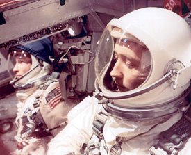 Les astronautes Edward White (au second plan sur la gauche) et James Mac Divitt prêts au décollage à bord de leur capsule Gemini IV 