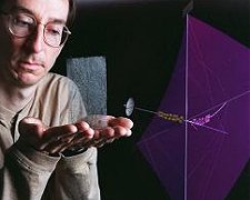 Les Johnson tient entre ses mains une fibre de carbone extrêmement légère qui pourrait être mise en œuvre dans la construction d’une voile solaire spatiale géante.
