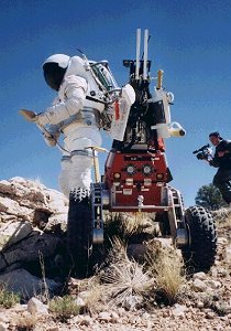 Le Robot ERA de la NASA aux côtés d’un astronaute en scaphandre. Sur le terrain, ils forment une vraie équipe.