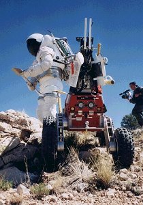 Le Robot ERA de la NASA aux côtés d’un astronaute en scaphandre. Sur le terrain, ils forment une vraie équipe. Le Robot ERA de la NASA aux côtés d’un astronaute en scaphandre. Sur le terrain, ils forment une vraie équipe.