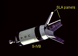 Fixés au troisième étage (S IVB) de la fusée, les 4 panneaux de l’adaptateur pour module lunaire sont ici photographiés dans leur ouverture maximale. Cette image fut prise durant la mission Apollo 7