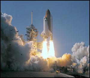 La Navette Spatiale Atlantis (STS-110) décolle en avril 2002 lors d\'une précédente mission vers la Station Spatiale Internationale