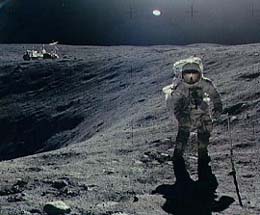 L’astronaute Charles Duke, de la mission Apollo 16, collecte des échantillons de roches près du cratère Plum sur la Lune
