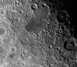 La Lune porte les cicatrices de cratères anciens qui, sur Terre, auraient depuis longtemps été effacées par l’érosion atmosphérique.