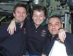 Les actuels membres d’équipage de la Station Spatiale Internationale Sergueï Treschev, Peggy Whitson et Valery Korzun participent aux études de Kanas. Un tel équipage reste typiquement entre 4 et 6 mois sur orbite.